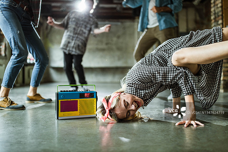 快乐的女人伴随着收音机音乐跳舞图片素材