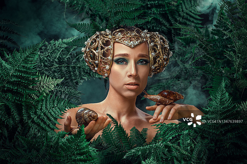 与蜗牛同在的自然母亲形象图片素材