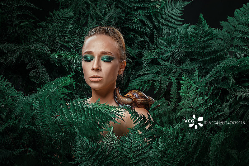 与蜗牛同在的自然母亲形象图片素材