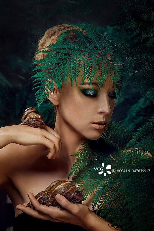 与蜗牛同在的自然母亲形象图片素材