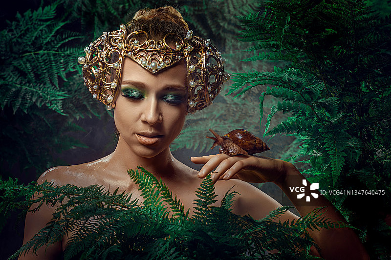 与蜗牛同在的自然母亲形象图片素材