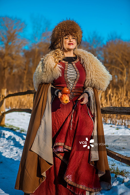 在白雪皑皑的森林里美丽的金色维京女战士公主图片素材