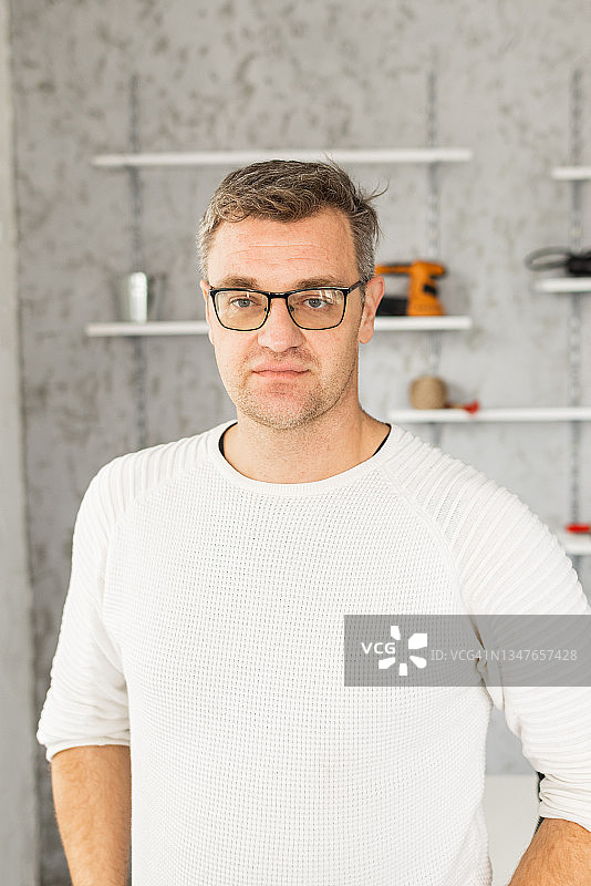 小型企业主在其工作室中的肖像图片素材