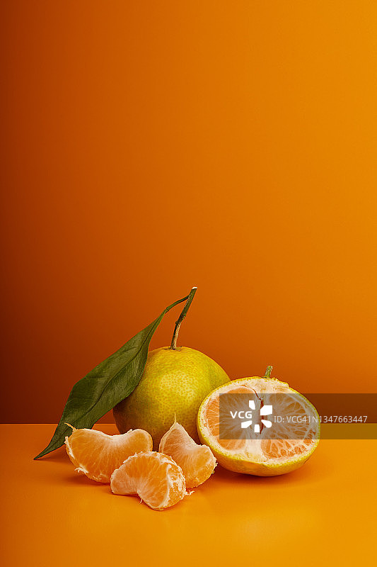 橘色背景上的橘子图片素材