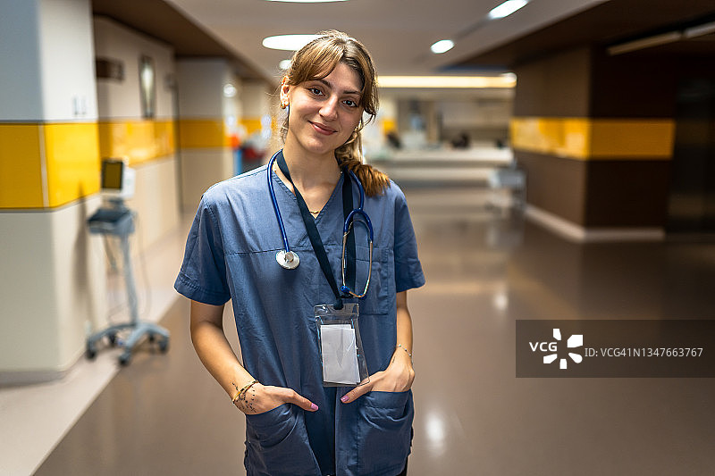 年轻女护士在医院肖像图片素材