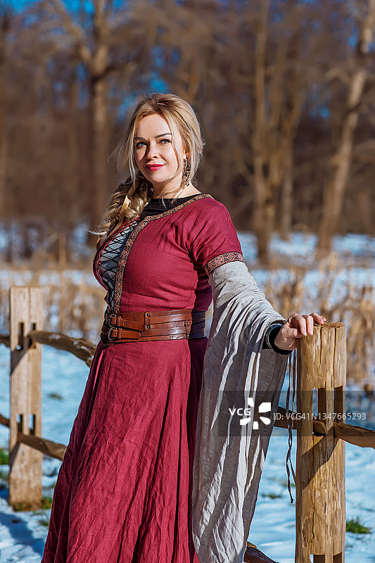 在白雪皑皑的森林里美丽的金色维京女战士公主图片素材