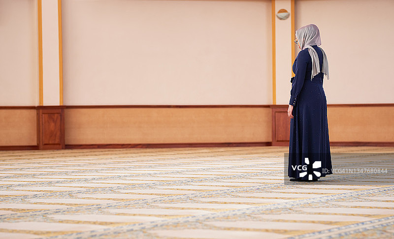 在清真寺做祈祷的穆斯林妇女照片图片素材