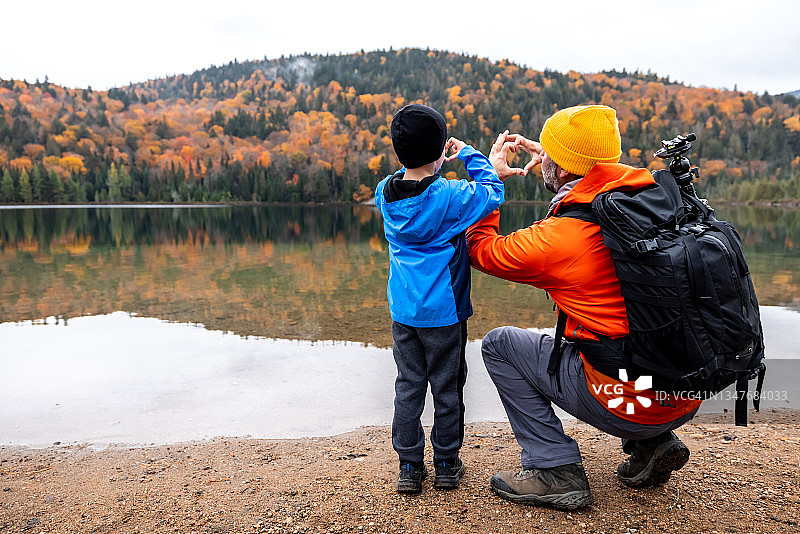 父子秋日魁北克湖光山色图片素材