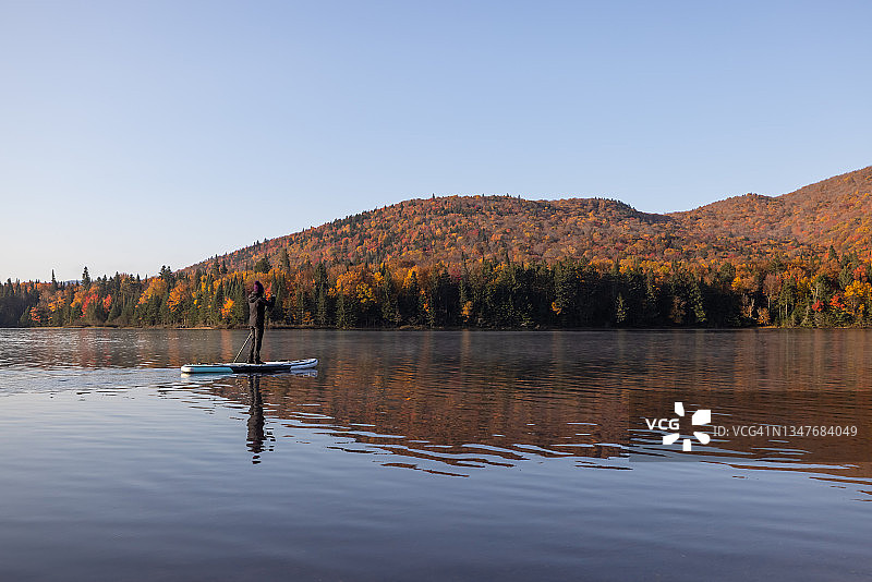 秋季女人湖上桨板图片素材
