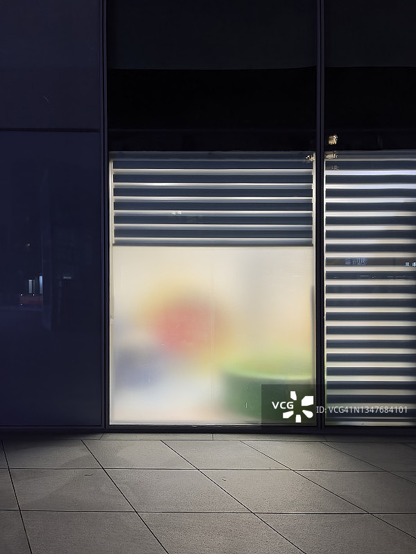 店铺橱窗中不同颜色的灯光形成的抽象图案图片素材