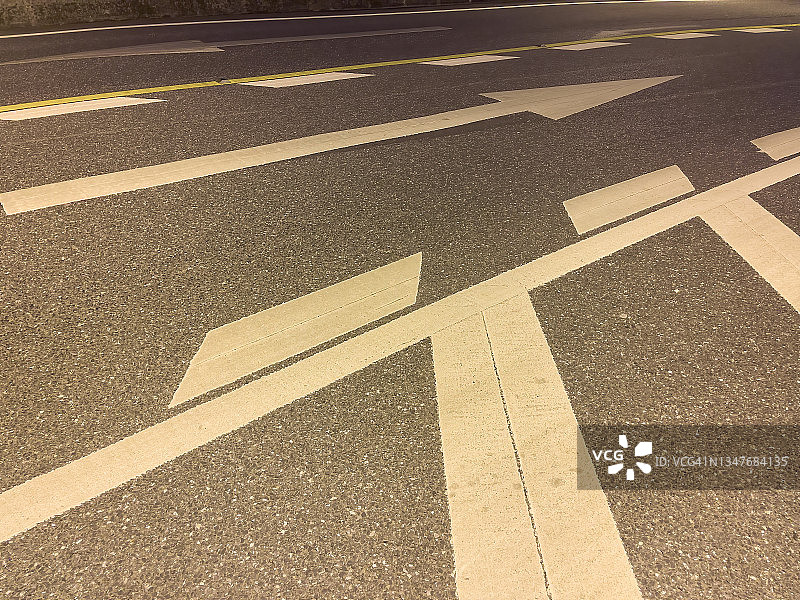 夜晚道路上的箭头标志图片素材