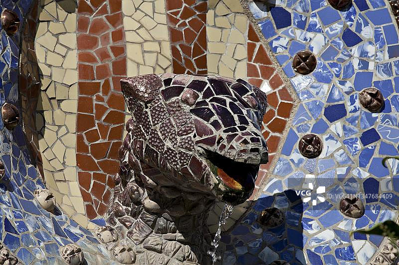 西班牙巴塞罗那奎尔公园入口的龙头喷泉图片素材