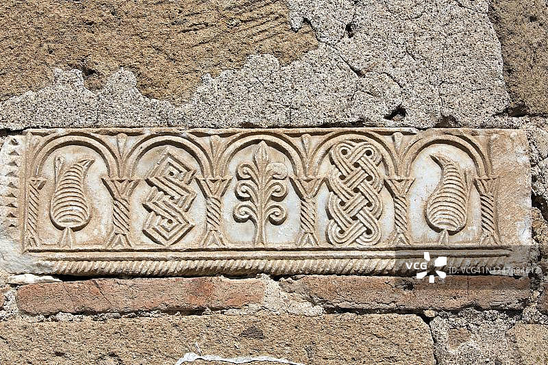 土耳其埃斯基谢希尔，历史悠久的塞尔柱穹顶墙壁上的浮雕图案微距视图图片素材