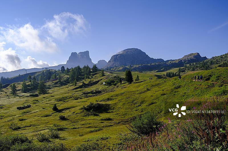 从法尔扎雷戈山口眺望阿韦劳峰，意大利威尼托多洛米蒂山图片素材