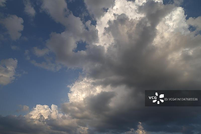 德国巴伐利亚州的雨层云图片素材