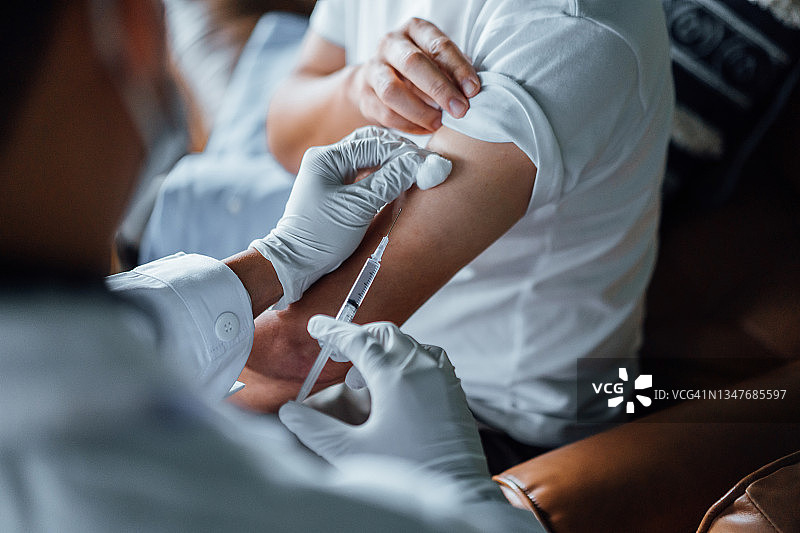 在诊所接种疫苗的年长亚洲男人特写，疫苗接种和医疗保健概念图片素材