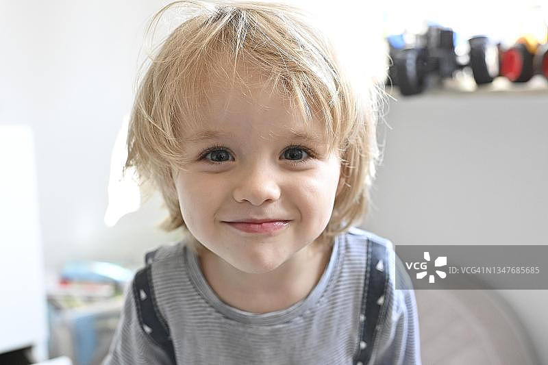 4岁金发小男孩肖像，儿童房，德国巴登-符腾堡州图片素材