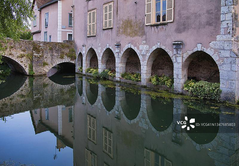 法国厄尔-卢瓦省沙特尔运河旁的老城区小巷图片素材