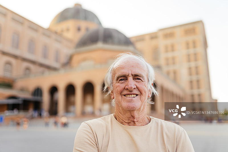 年长的男人看着镜头图片素材