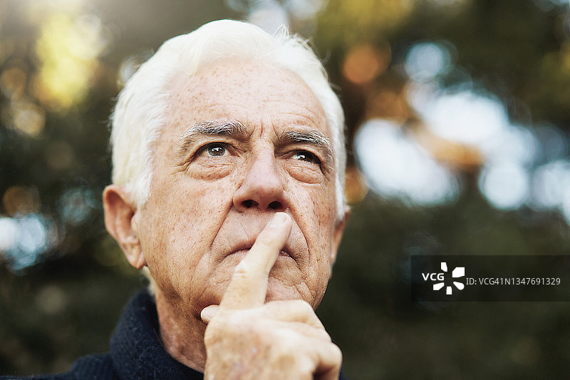 沉思中的白发老人图片素材