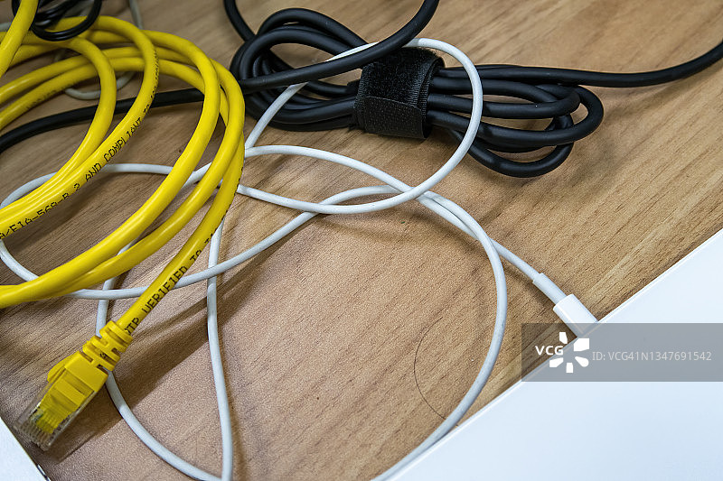 桌子上凌乱的充电线和网线图片素材