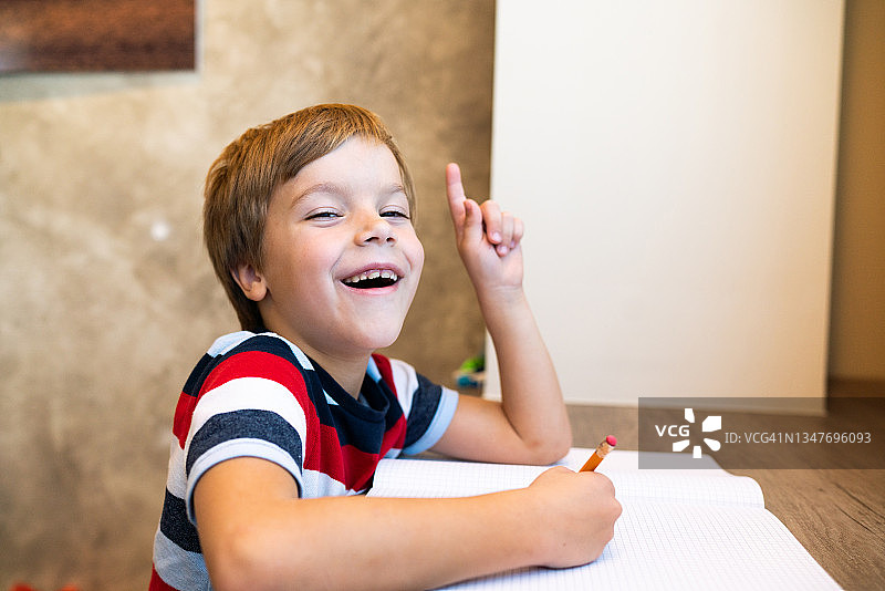 男孩在家做作业图片素材