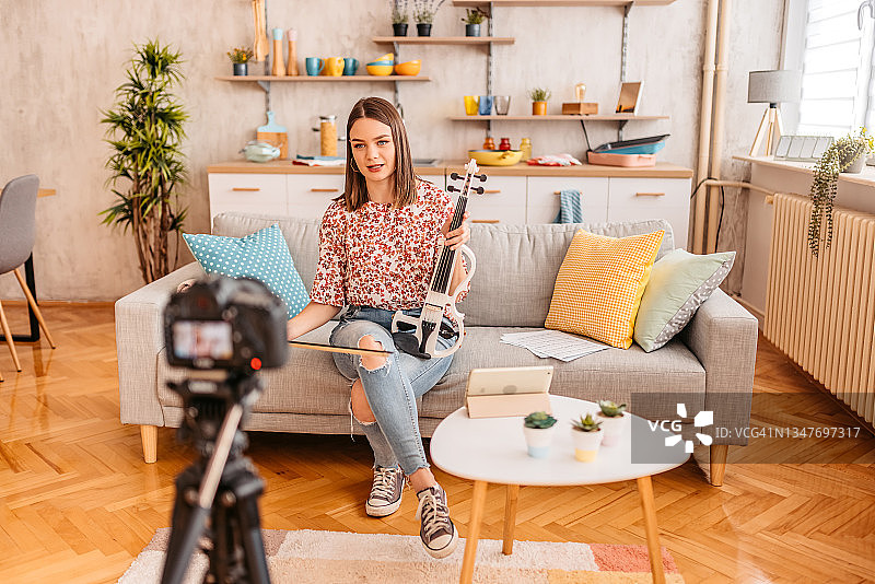 音乐家演奏小提琴的Vlog图片素材