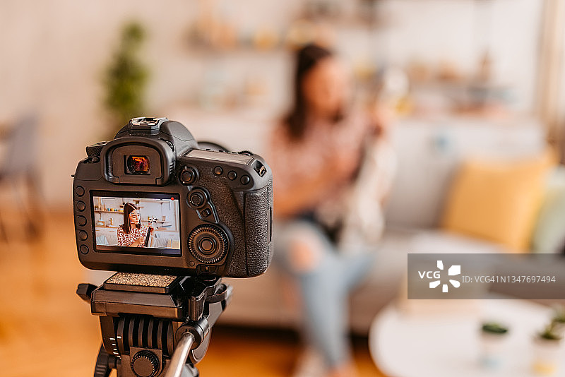 音乐家演奏小提琴的Vlog图片素材