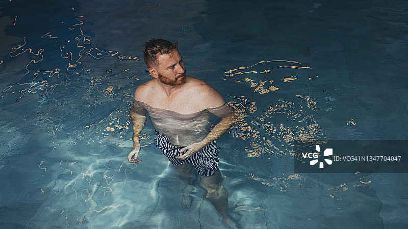 男人在酒店泳池里享受图片素材