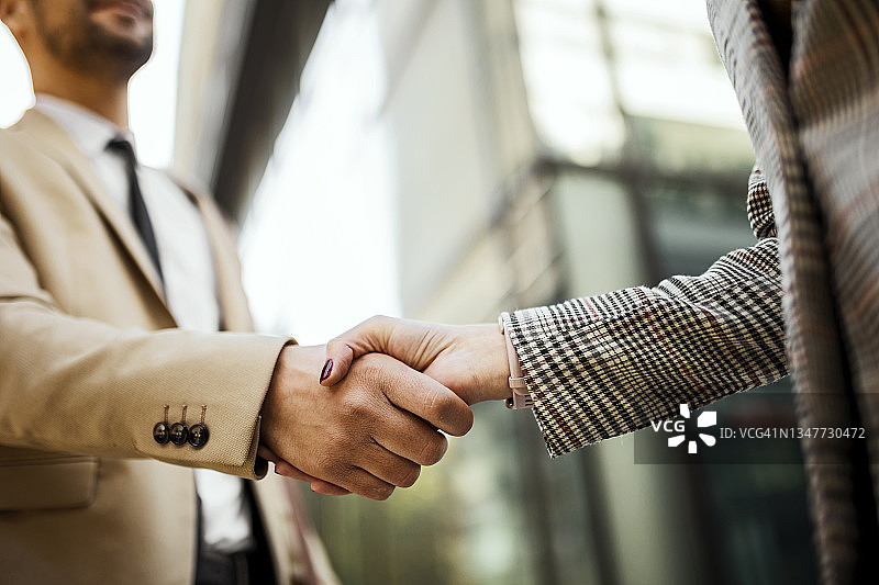商务人士在户外握手图片素材