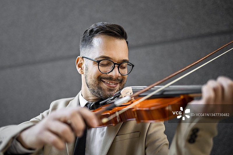 男人在演奏小提琴图片素材