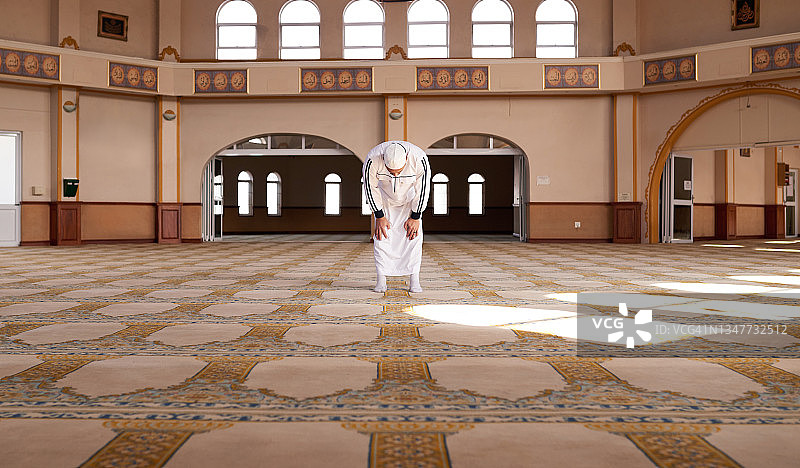在清真寺祈祷的年轻穆斯林男子照片图片素材