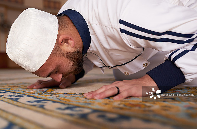 在清真寺祈祷的年轻穆斯林男子照片图片素材
