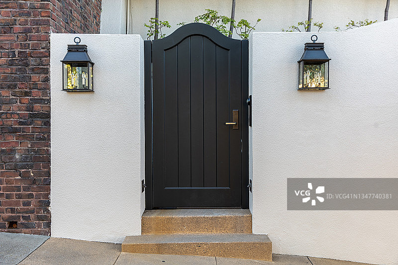 通往房屋的锁着的门图片素材