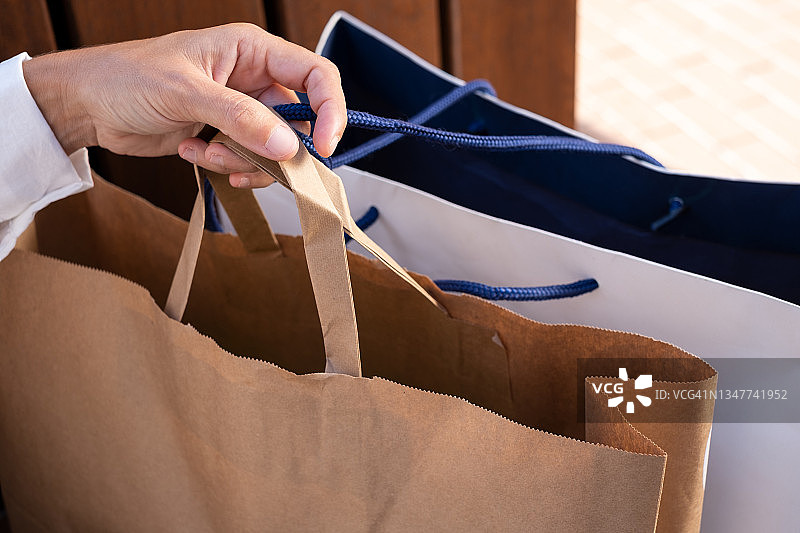 拿着购物袋的女人图片素材