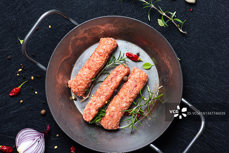 平底锅里的新鲜生猪肉烤串图片素材