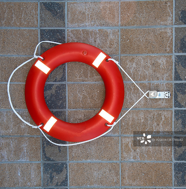 带绳索的橙色救生圈图片素材