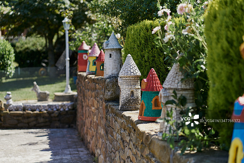 装饰花园入口石栏杆的粘土人物侧视图的特写图片素材