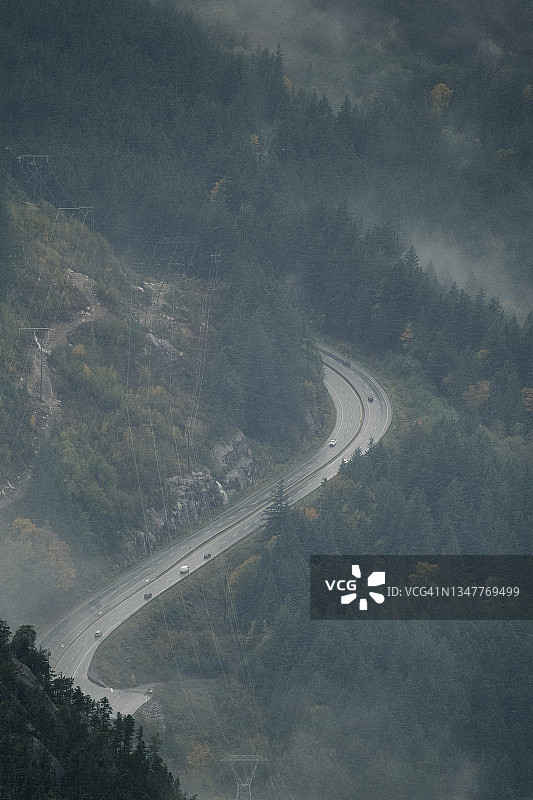 阴雨天气的海天公路鸟瞰图图片素材