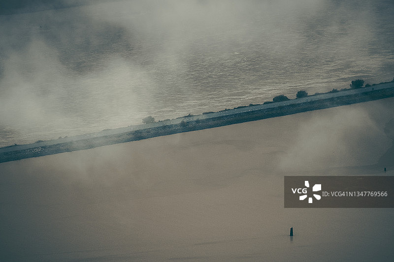 雾天斯阔米什河口航拍景观图片素材