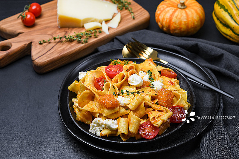 南瓜、番茄和马苏里拉奶酪意大利宽面，时令健康食品图片素材