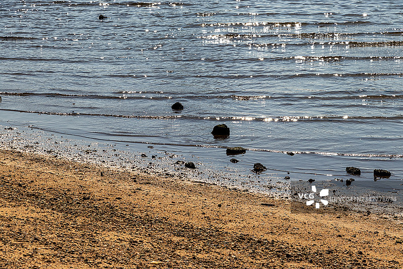 傍晚海滩上的柔和波浪图片素材