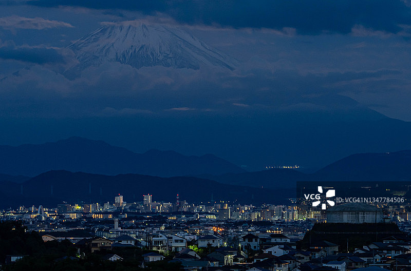 日本神奈川的雪山富士山与居民区图片素材