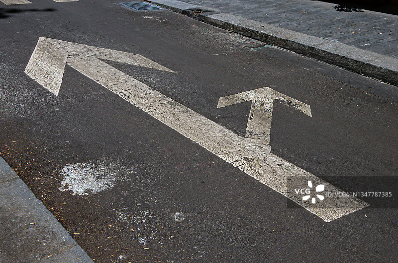 单行道沥青路面上绘制的直行和右转车道指示箭头图片素材