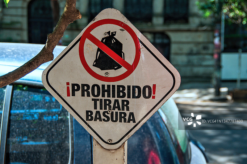 西班牙语标志：禁止乱扔垃圾！图片素材