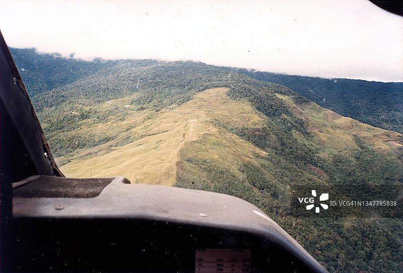 停放在倾斜跑道上的轻型飞机图片素材