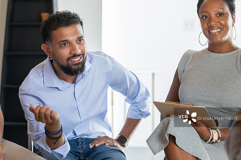 在治疗师的支持小组会议上讨论想法的成年人图片素材