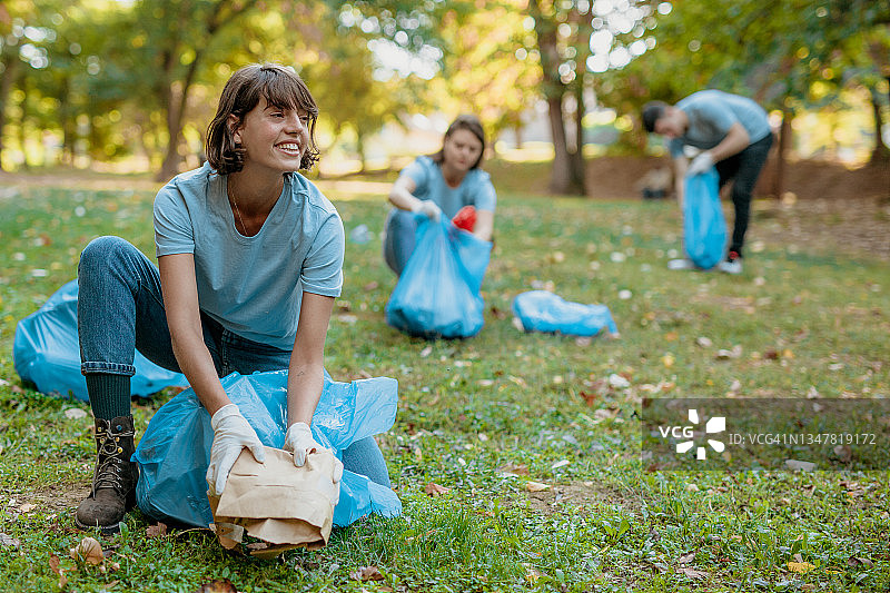 自愿清洁大自然，享受清洁并面带微笑图片素材