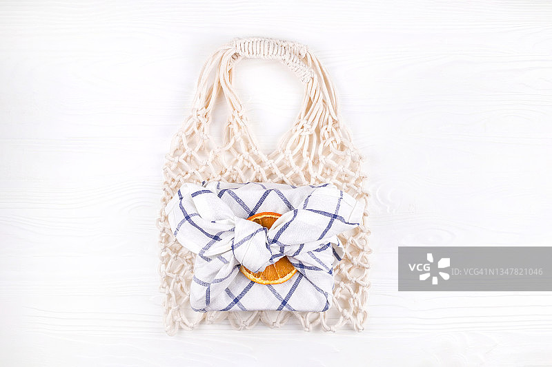 圣诞节风吕敷包裹，零浪费理念图片素材