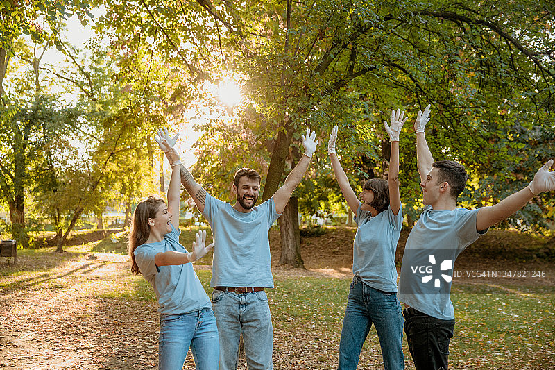 志愿者们快乐地在公园里清洁图片素材